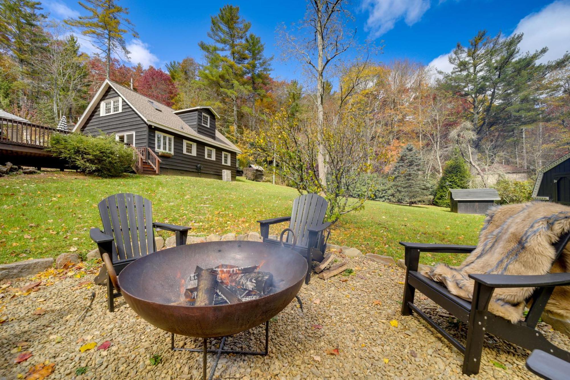 Enchanting Highlands Cottage With Pond And Falls! Dış mekan fotoğraf